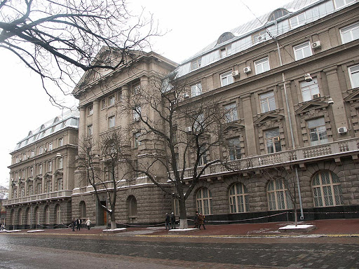 Пожар в здании. Сгоревшее здание сбу чернигов. Флаг на здании сбу в киеве. Здание сбу в киеве. Горящее здание.