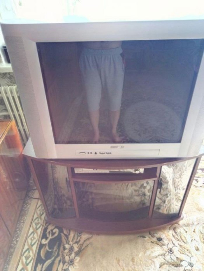 Куплю телевизор нижний тагил. Мужик продает телевизор. Объявление о продаже телевизора. Отражение в телевизоре. Продам телевизор отражение.
