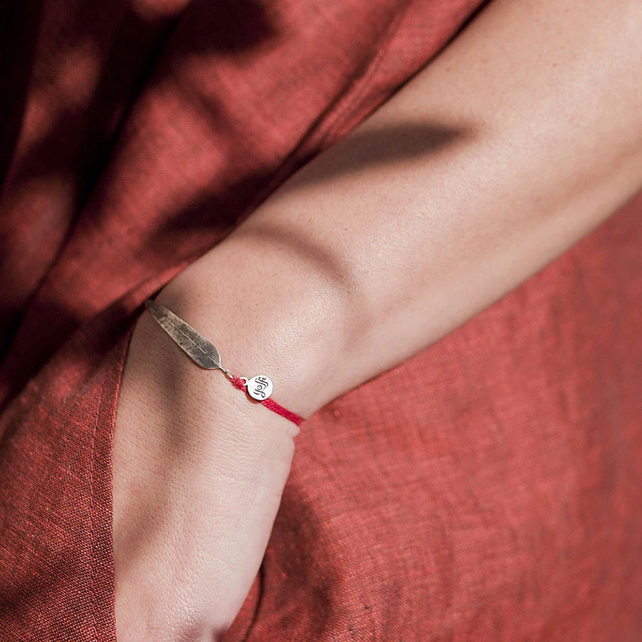 Интересности: Красный браслет на запястье, как оберег от всего плохого